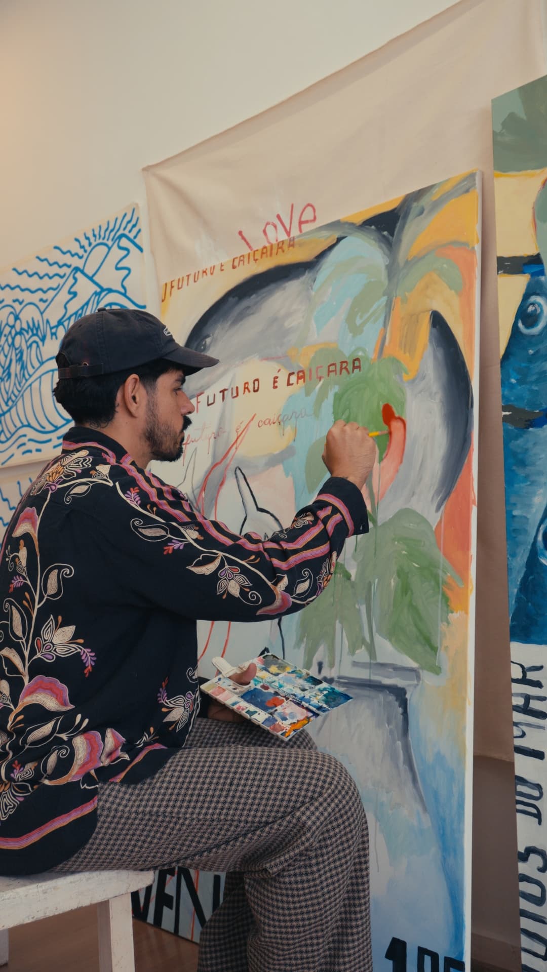 Diguila a pintar uma tela grande no ateliê